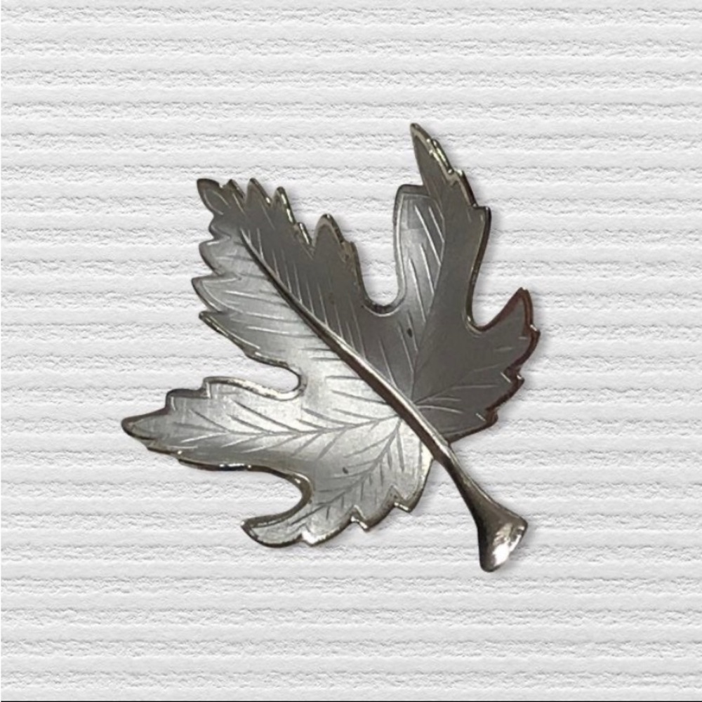 Leaf Brooch / silver tone
Polished & matte dual finish